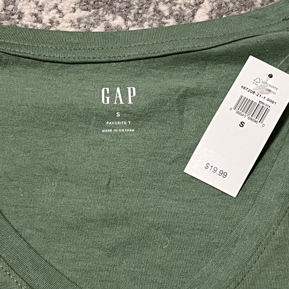 ‼️SOLD‼️NWT GAP Bundle of 2 Short Sleeve Tops. 1 Green top and 1 pink top. - Picture 7 of 12